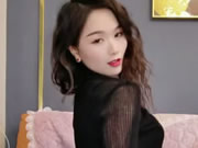 La belleza de las medias asiáticas en el sofá te burla