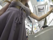 Chica japonesa con faldas al aire libre