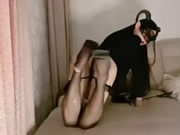 Chica asiática delgada y diablita burlándose