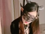 Chica asiática delgada y pequeña diabla masturbándose