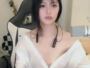 Linda chica asiática en directo