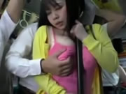 Linda chica japonesa tetona en el autobús